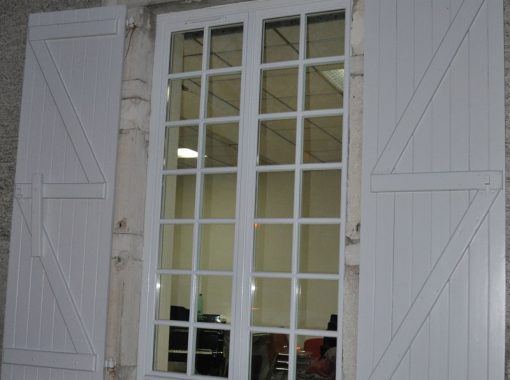 Fenêtre à carreaux encadrement blanc