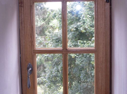 Fenêtre bois à carreaux