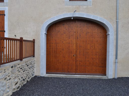 Porte de garage cloutée